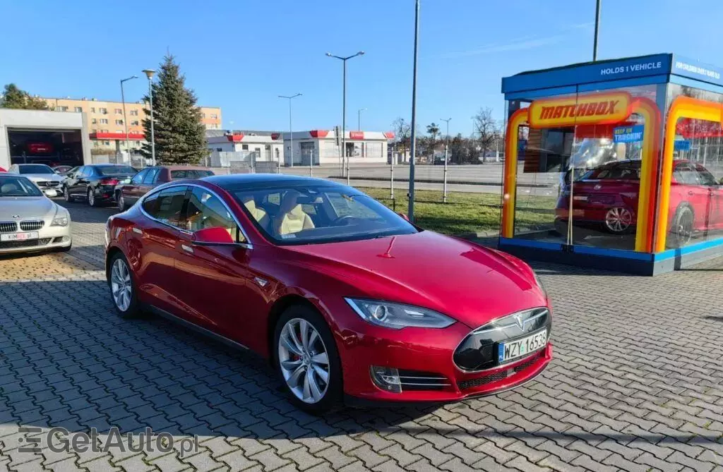 TESLA Model S 
