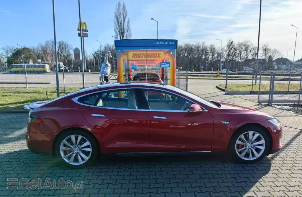 TESLA Model S 
