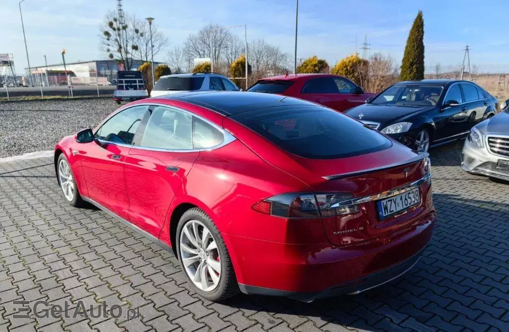 TESLA Model S 
