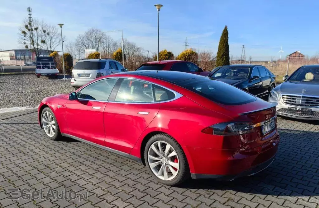 TESLA Model S 