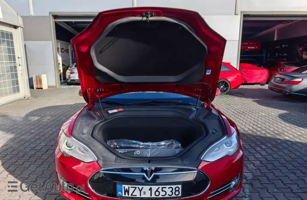 TESLA Model S 