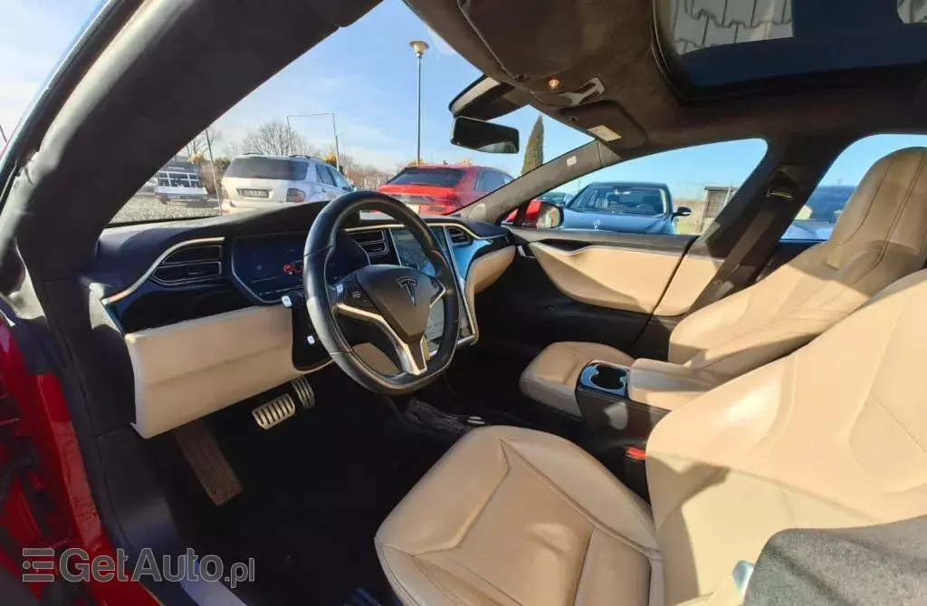 TESLA Model S 