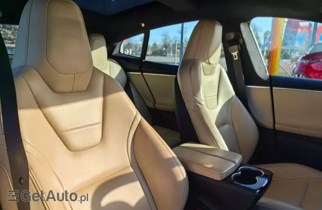 TESLA Model S 