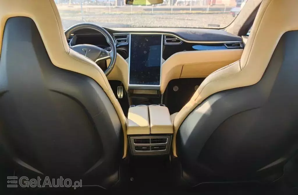 TESLA Model S 