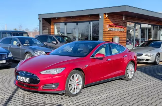 TESLA Model S 
