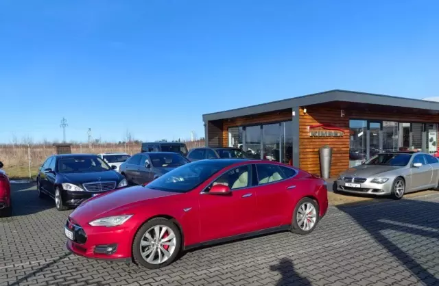 TESLA Model S 