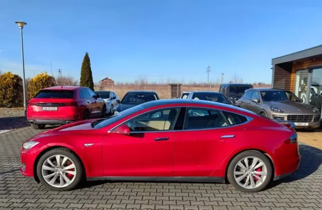 TESLA Model S 