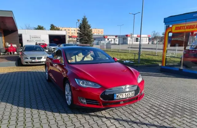 TESLA Model S 