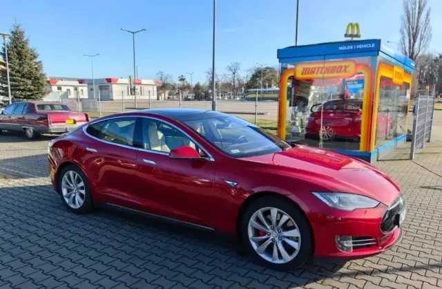 TESLA Model S 