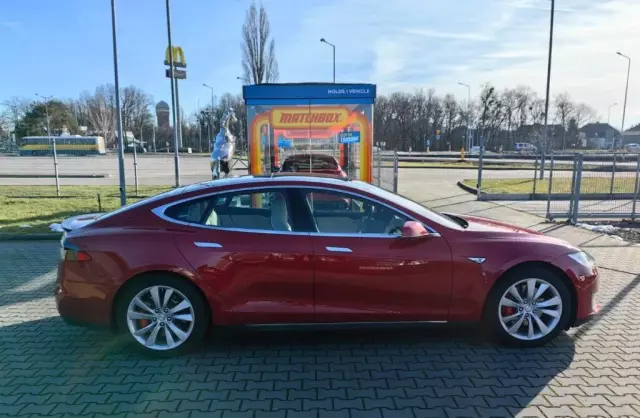 TESLA Model S 