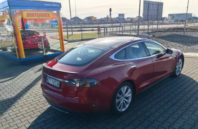 TESLA Model S 