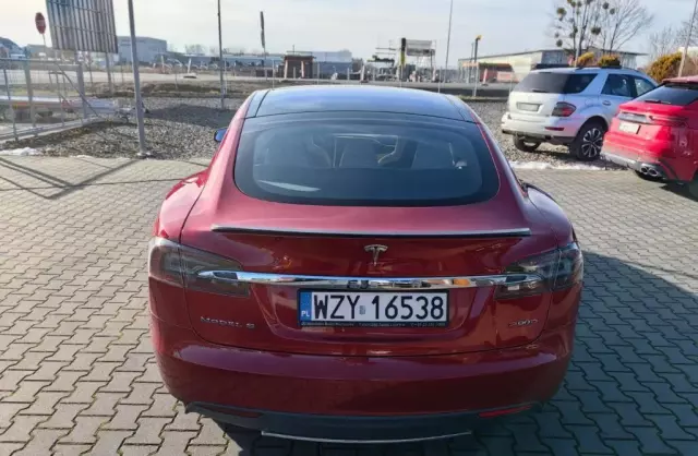 TESLA Model S 