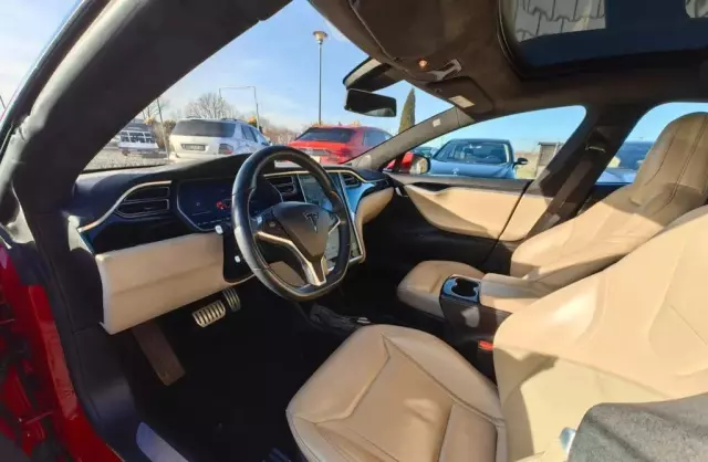 TESLA Model S 