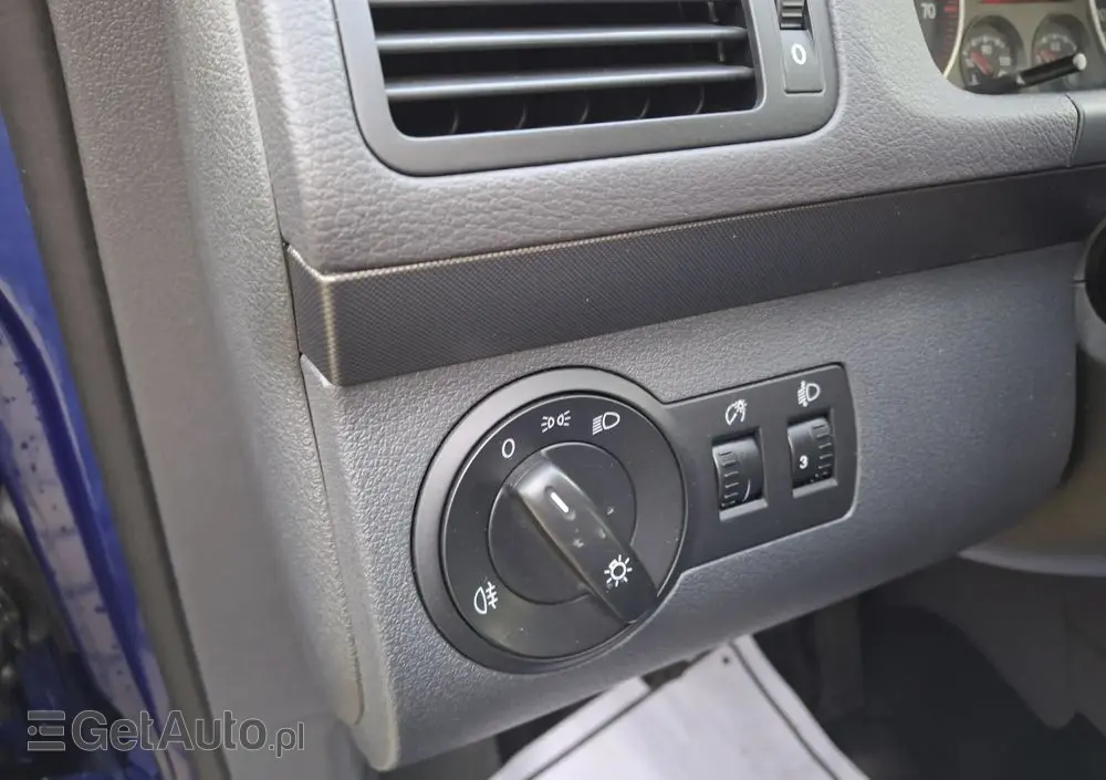 VOLKSWAGEN Touran 1.6 Basis