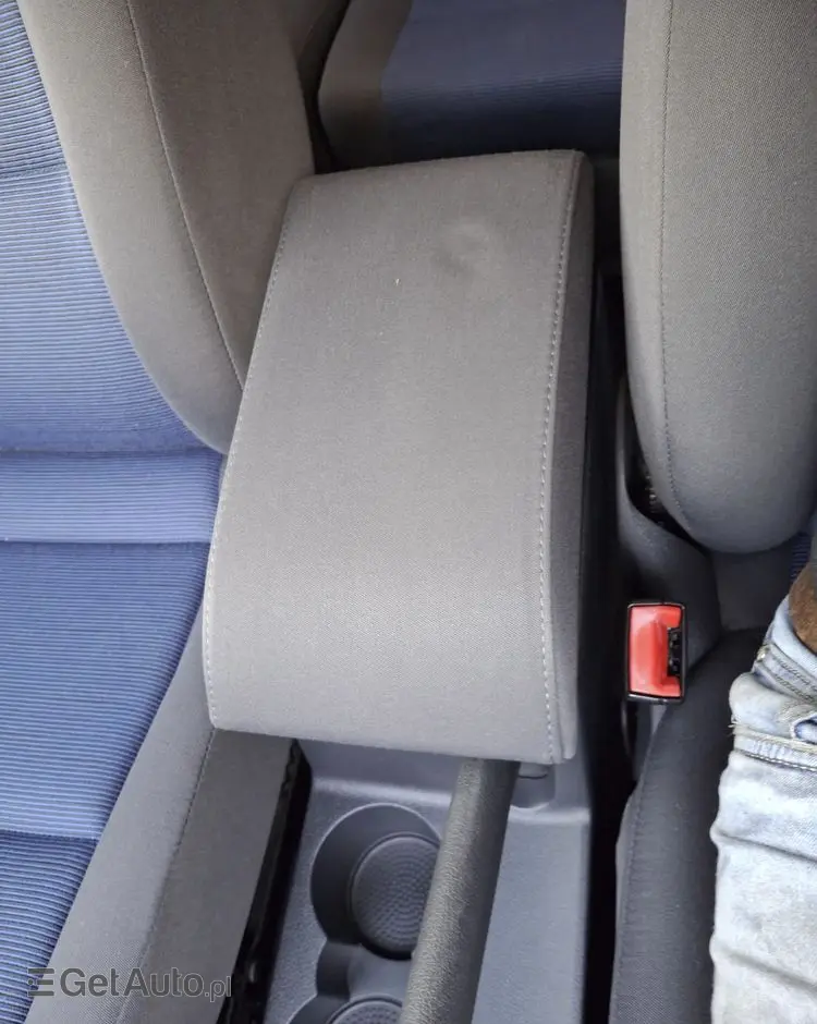 VOLKSWAGEN Touran 1.6 Basis