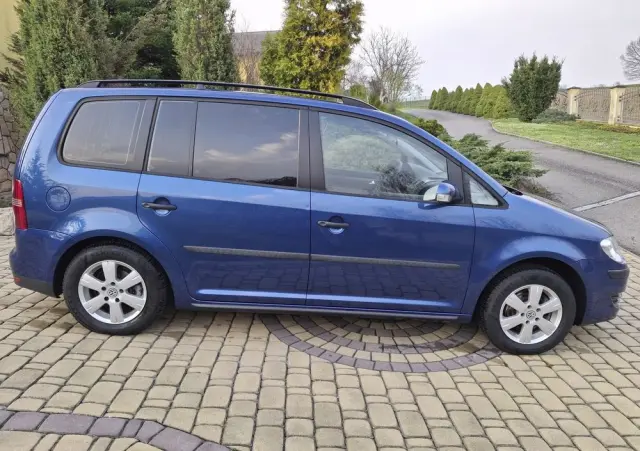 VOLKSWAGEN Touran 1.6 Basis