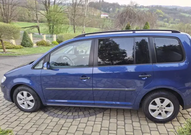 VOLKSWAGEN Touran 1.6 Basis
