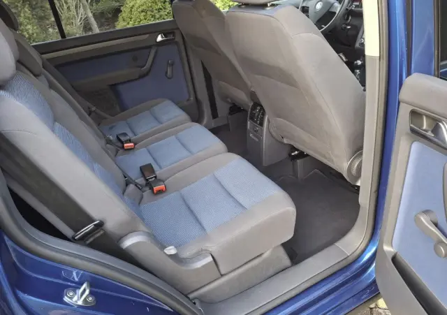 VOLKSWAGEN Touran 1.6 Basis