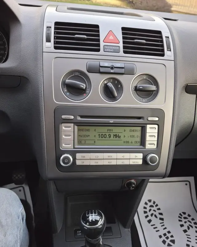 VOLKSWAGEN Touran 1.6 Basis