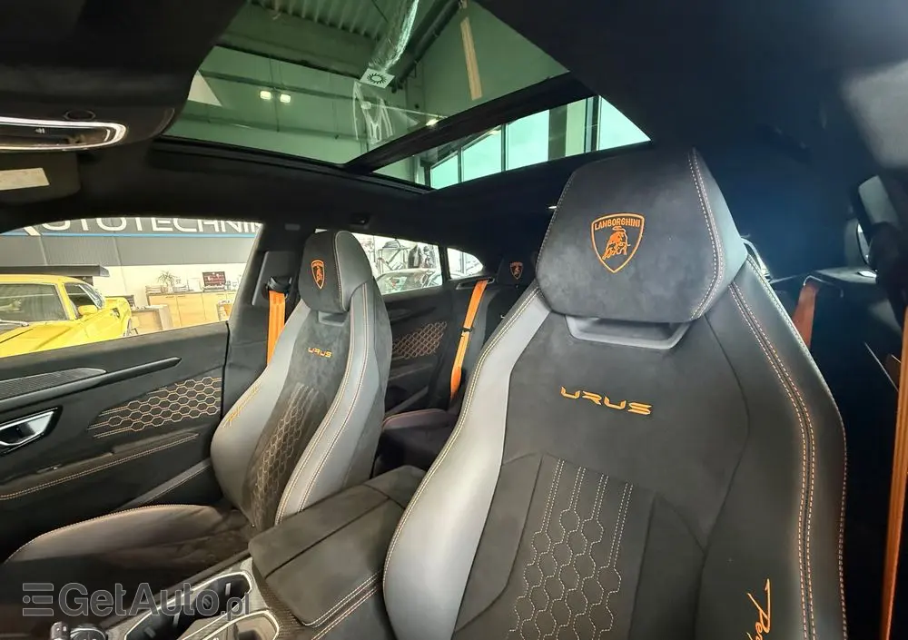 LAMBORGHINI Urus 