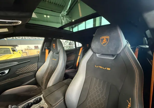 LAMBORGHINI Urus 