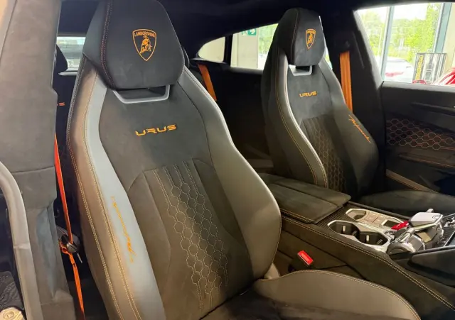 LAMBORGHINI Urus 