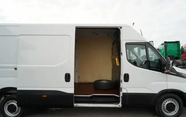 IVECO DAILY 35-180 / BLASZAK  4,7 m / FURGON / HI-MATIC / SPROWADZONY 