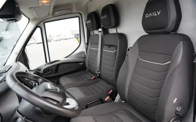 IVECO DAILY 35-180 / BLASZAK  4,7 m / FURGON / HI-MATIC / SPROWADZONY 