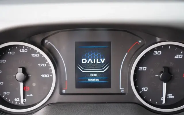 IVECO DAILY 35-180 / BLASZAK  4,7 m / FURGON / HI-MATIC / SPROWADZONY 