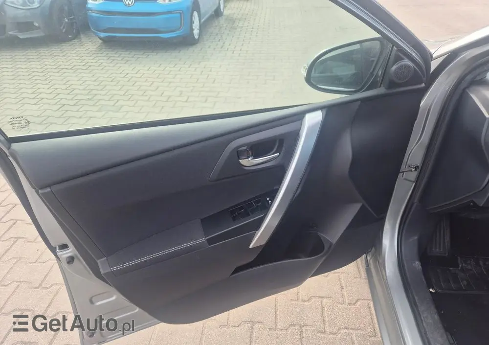 TOYOTA Auris 1.8 HSD Luna