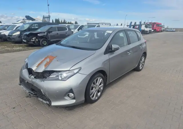 TOYOTA Auris 1.8 HSD Luna