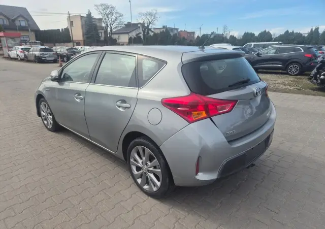 TOYOTA Auris 1.8 HSD Luna
