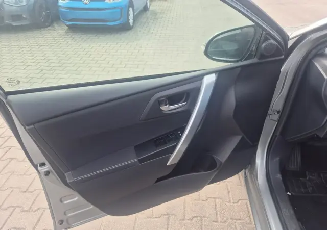 TOYOTA Auris 1.8 HSD Luna