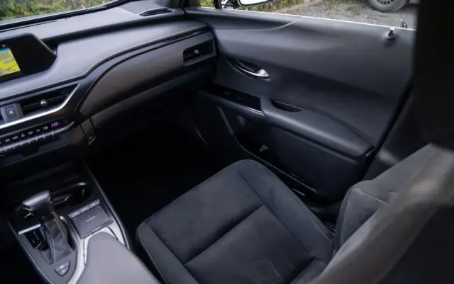 LEXUS UX 250h Business Edition