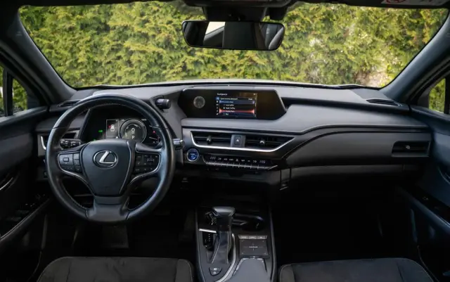 LEXUS UX 250h Business Edition