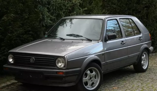 VOLKSWAGEN Golf 