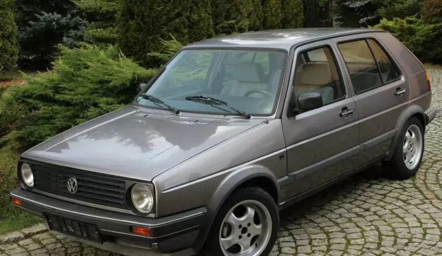 VOLKSWAGEN Golf 