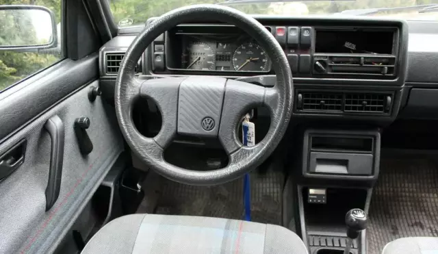 VOLKSWAGEN Golf 