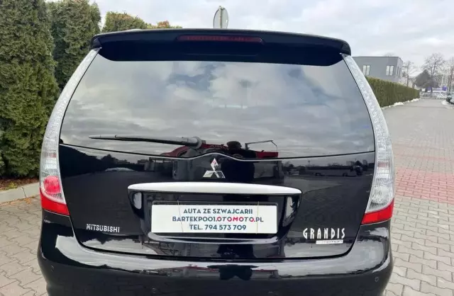 MITSUBISHI Grandis 