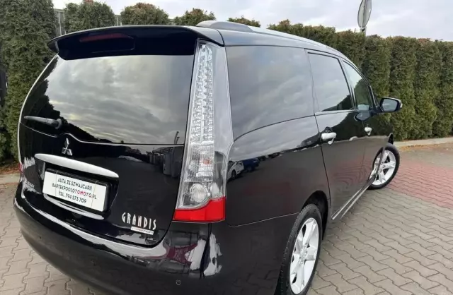 MITSUBISHI Grandis 