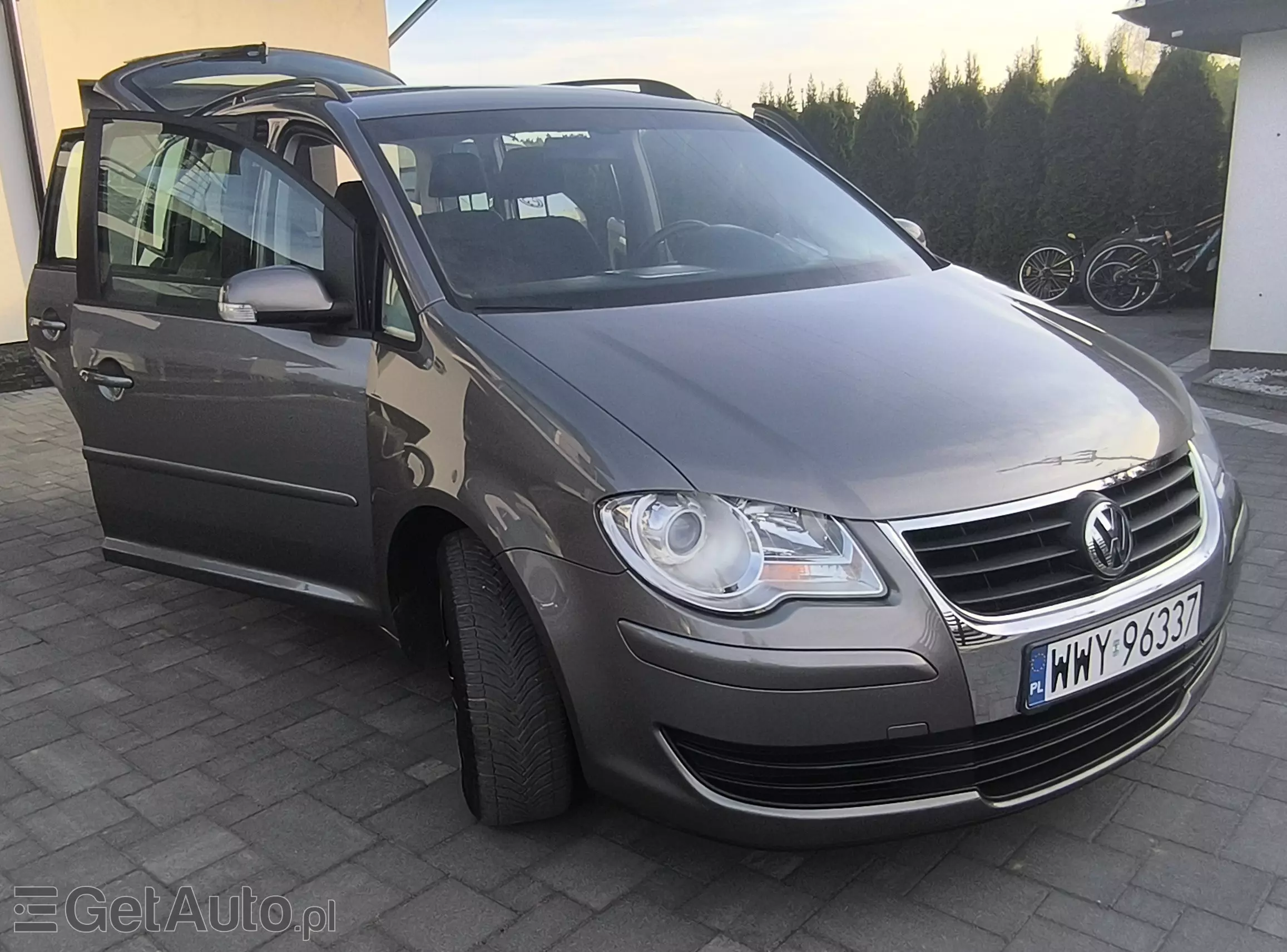 VOLKSWAGEN Touran 