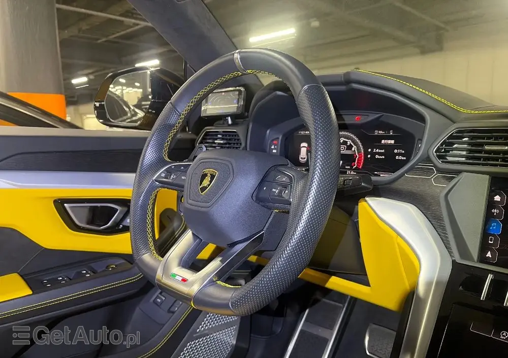 LAMBORGHINI Urus 