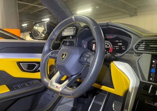 LAMBORGHINI Urus 