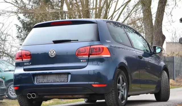 VOLKSWAGEN Golf 