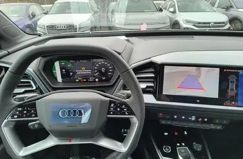 AUDI Q4 