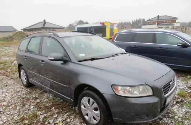 VOLVO V50 