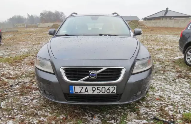 VOLVO V50 
