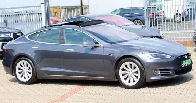 TESLA Model S Long Range Plus