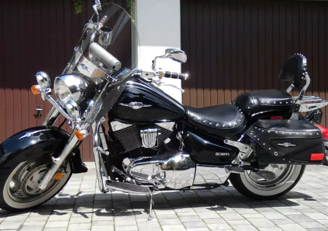 SUZUKI Boulevard 