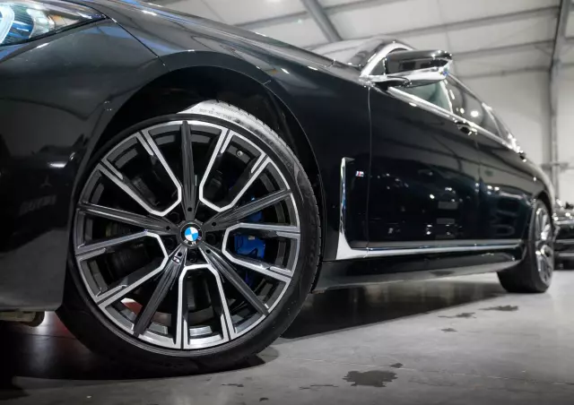 BMW Seria 7 750Li xDrive sport